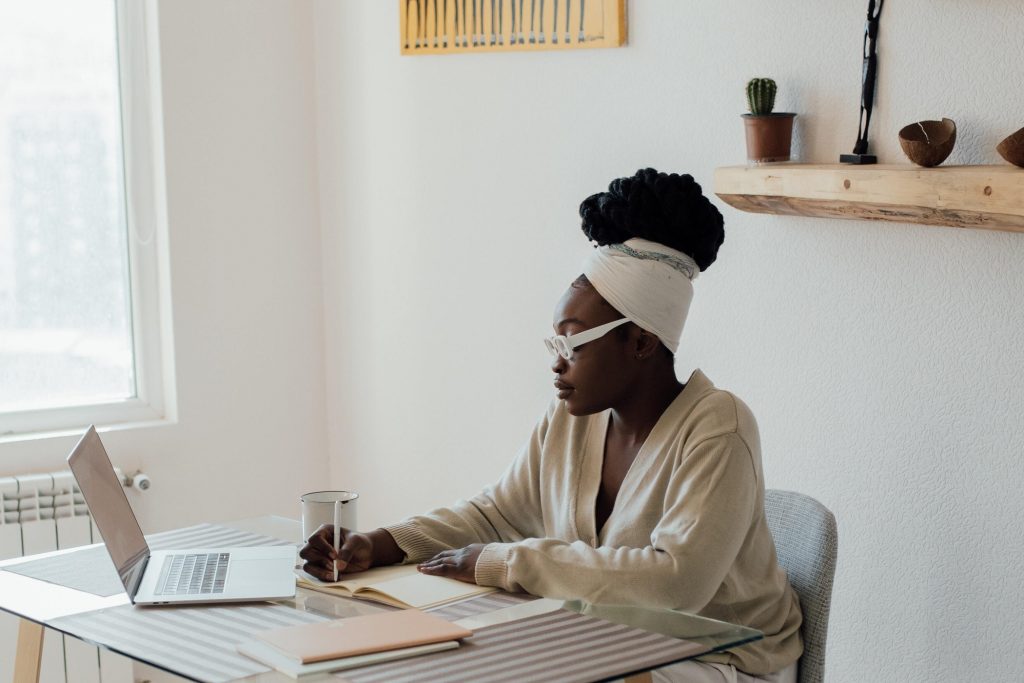 Per affermarsi come professioniste freelance, le donne devono ancora affrontare diversi problemi come il divario retributivo di genere