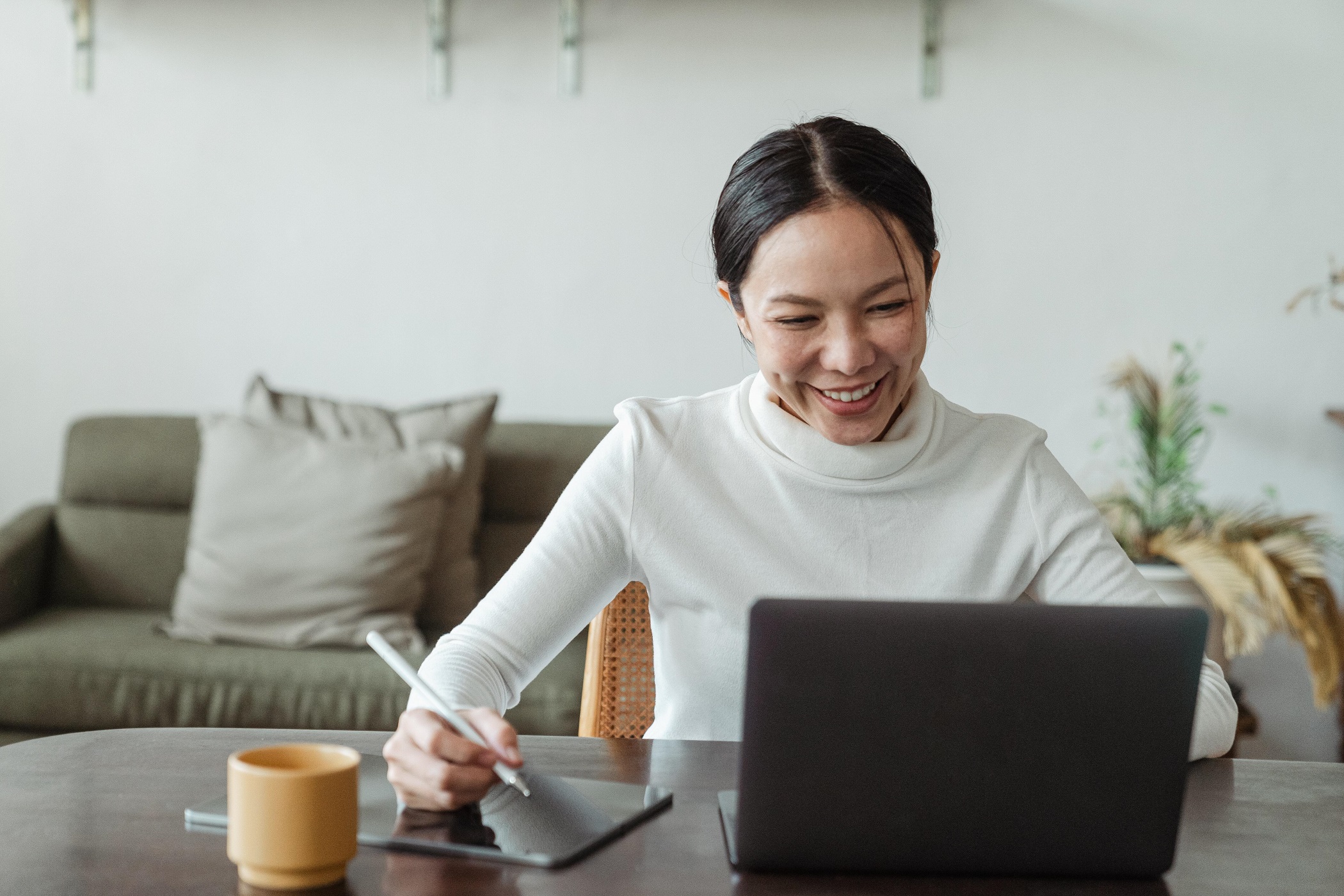 Étant donné que vous n'aurez peut-être pas autant d'interaction en face à face avec vos collègues lorsque vous travaillez à distance, des problèmes de communication peuvent parfois survenir et vous résoudrez les défis du travail à distance.