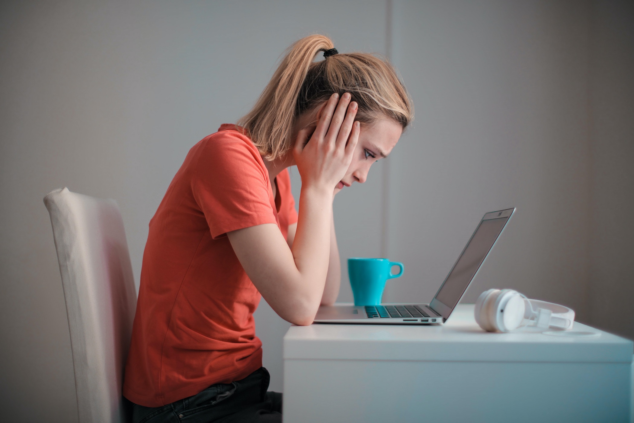 Controlar as distrações em casa é um dos aspectos mais difíceis do trabalho remoto. Configure um espaço de trabalho distinto e estabeleça limites claros para contornar esse problema