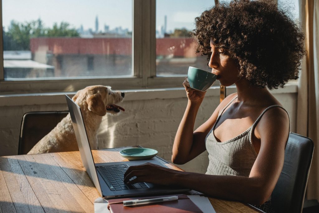 Définir des attentes claires pour les rôles, les tâches et les objectifs de performance des membres de votre équipe est crucial si vous êtes un leader à distance