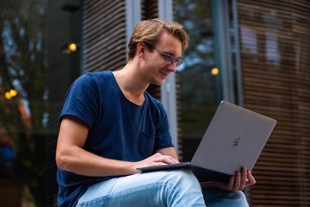 Uma ótima maneira de os estudantes universitários ganharem dinheiro, adquirirem experiência e estabelecerem as bases para um futuro de sucesso é por meio do freelancer.