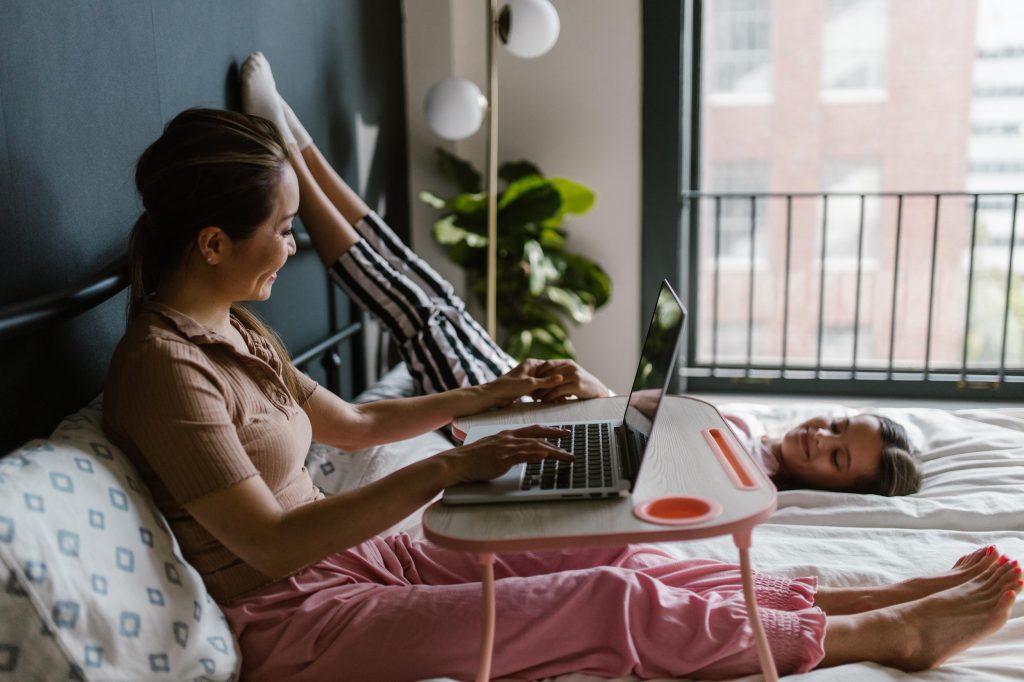 Ao permitir que as mães trabalhem em casa, o freelancer aborda a questão da discriminação no mercado de trabalho tradicional